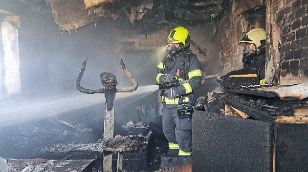 U poru rodinnho domu v Dolanech v pondl zasahovaly ti jednotky hasi. (3. dubna 2023)