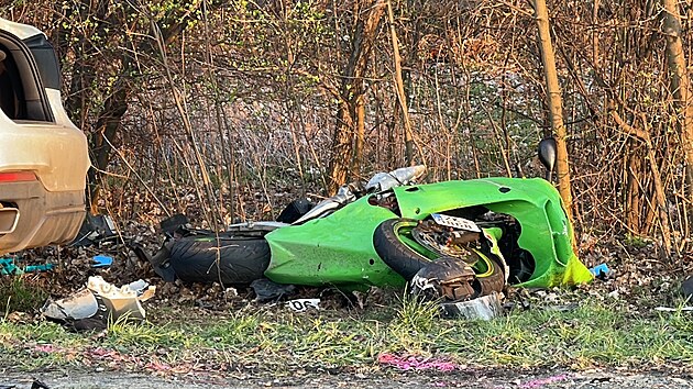 Pi nehod motorky a osobnho automobilu v Mladoboleslavsk ulici v praskch Kbelch zemel motork.