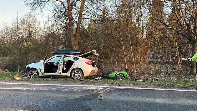 Pi nehod motorky a osobnho automobilu v Mladoboleslavsk ulici v praskch Kbelch zemel motork.