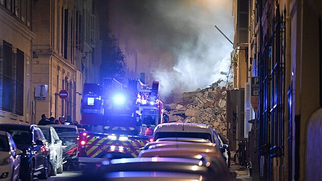V centru francouzskho msta Marseille se ztil bytov dm, zchrann prce znesnaduje pokraujc por. (9. dubna 2023)