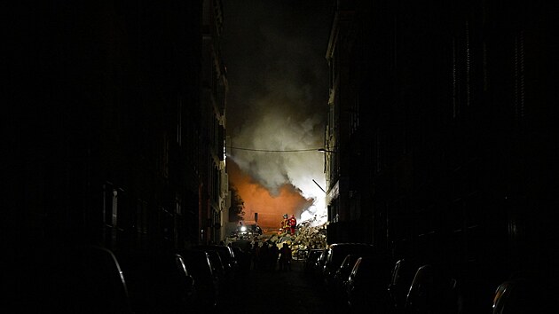 V centru francouzskho msta Marseille se ztil bytov dm, zchrann prce znesnaduje pokraujc por. (9. dubna 2023)