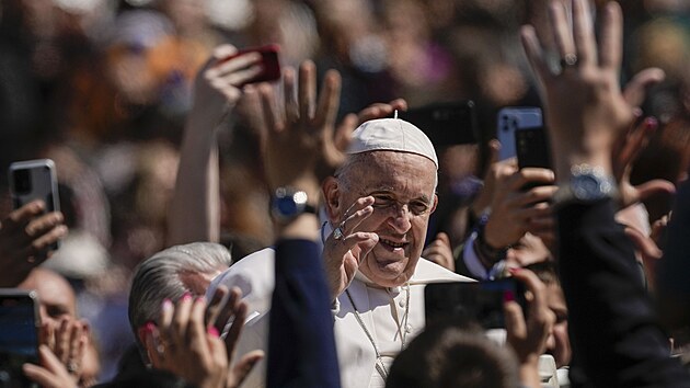 Pape Frantiek ehn vcm na Svatopetrskm nmst ve Vatiknu. (9. dubna 2023)