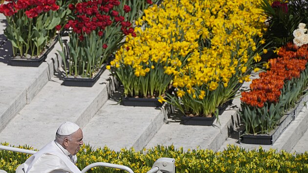 Pape Frantiek ehn vcm na Svatopetrskm nmst ve Vatiknu. (9. dubna...