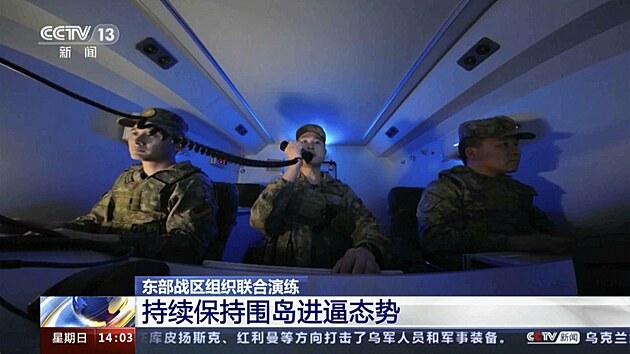 Snmek z videozznamu nsk televize CCTV zachycuje sthaky bhem vojenskho cvien na ble neurenm mst. (9. dubna 2023)