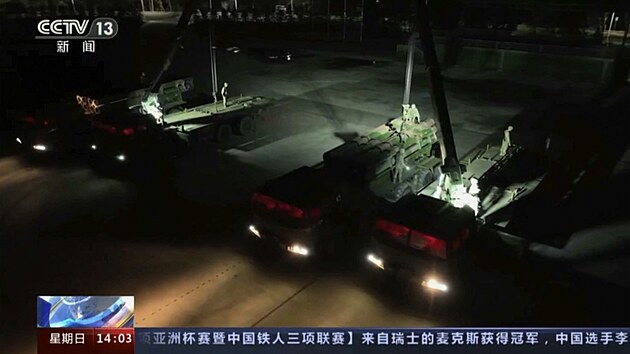 Snmek z videozznamu nsk televize CCTV zachycuje vozidla bhem vojenskho cvien na ble neurenm mst. (9. dubna 2023)