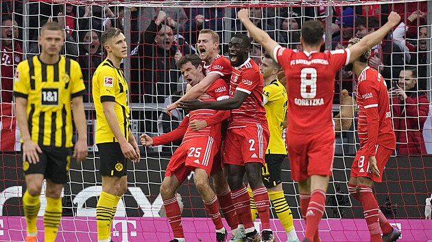 Fotbalisté Bayernu Mnichov slaví gól do sítě Borussie Dortmund.
