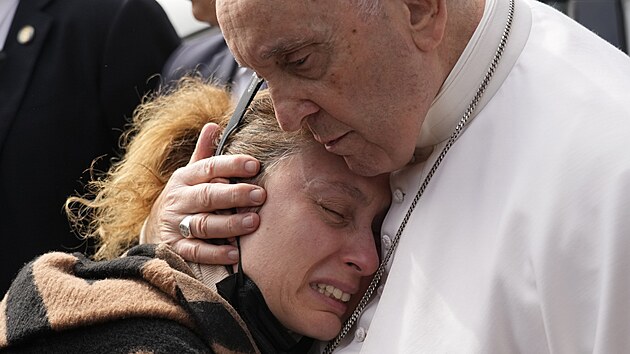 Papež František opustil po hospitalizaci nemocnici. (1. dubna 2023)