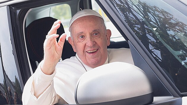 Papež František opustil po hospitalizaci nemocnici. (1. dubna 2023)