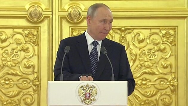 Rusk prezident Vladimir Putin v projevu k cizm velvyslancm. Jeho rozpaky jsou vce ne patrn. (5. dubna 2023)