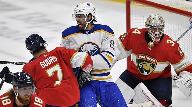 Alex Tuch (uprost�ed) z Buffala se sna�� prosadit p�ed brankou Floridy, br�n� ho Radko Gudas.