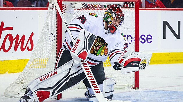 Brank�� Petr Mr�zek z Chicaga v z�pase s Calgary.