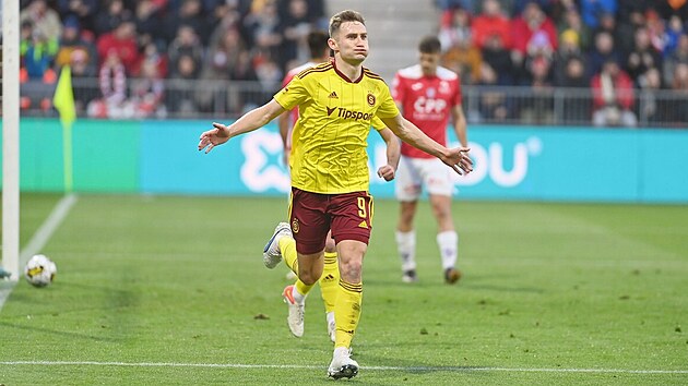 Sparťan Jan Kuchta slaví gól v zápase s Pardubicemi.