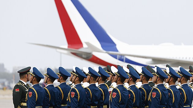 Emmanuel Macron piletl do Pekingu. (5. dubna 2023)
