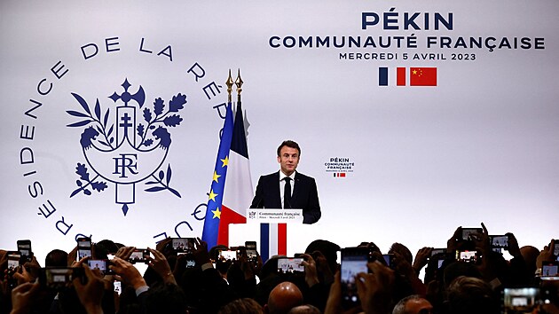 Emmanuel Macron po pletu do ny pronesl projev na setkn s francouzskou komunitou v Pekingu. (5. dubna 2023)