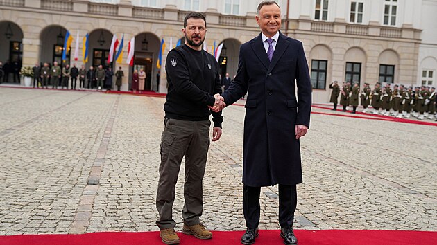 Polsk prezident Andrzej Duda pivtal ukrajinskho prezidenta Volodymyra Zelenskho v prezidentskm palci ve Varav. (5. dubna 2023)