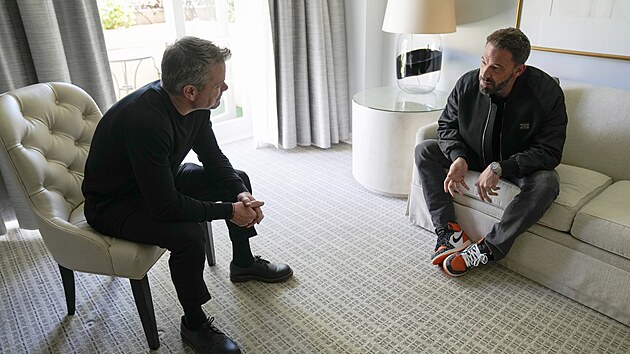 Ben Affleck a Matt Damon bhem rozhovoru v rmci propagace jejich filmov novinky Air: Zrozen legendy (27. bezna 2023)