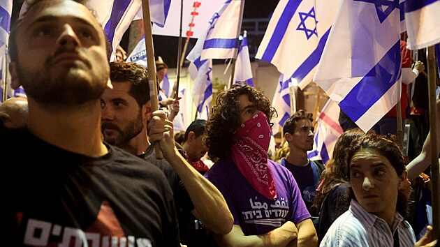 Destky tisc lid demonstrovaly v Tel Avivu proti reform soudnictv izraelsk nacionalistick koalin vldy. (8. dubna 2023)
