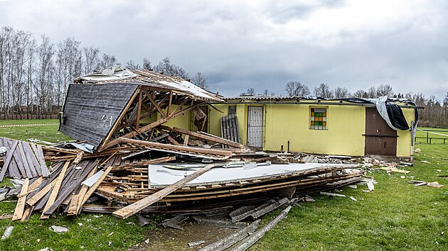 Siln� bou�ka p�ed p�ti dny poni�ila p�ed fotbalov� kabiny v �eretic�ch na Ji��nsku, klub �e�� co d�l. (5. dubna 2023)