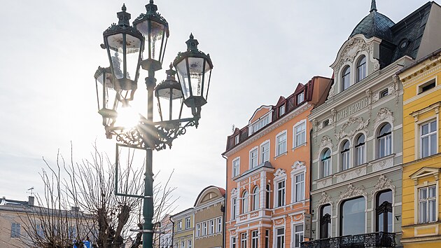 V�stavn� d�m s velk�mi v�lohami a balkonem dal zbudovat na broumovsk�m rynku pern�k�� Herzog na konci 19. stolet�.