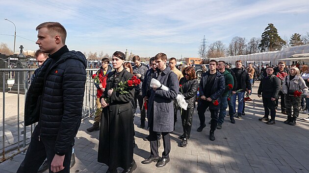 Pohbu Vladlena Tatarskho, kter zemel minul tden pi bombovm toku v Petrohrad, se astn stovky lid. (8. dubna 2023)