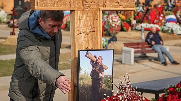 Pohbu Vladlena Tatarskho, kter zemel minul tden pi bombovm toku v Petrohrad, se astn stovky lid. (8. dubna 2023)