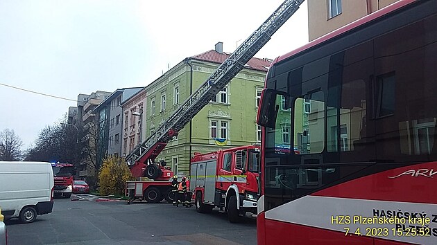 V Plzni na Slovanech �to�n�k pobodal �enu a mu�e. Pot� zap�lil byt.