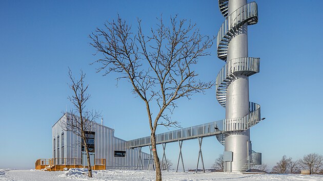 Origin�ln� n�pad p�estav�t tubus v�trn� elektr�rny
na rozhlednu s turistick�m centrem se poda�ilo uv�st v �ivot v Nov�m Hr�dku v Kr�lov�hradeck�m kraji.