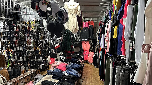 Pad�lky zna�kov�ho zbo�� v hodnot� origin�l� t�m�� p�t milion� korun zadr�eli v �ter� pra��t� celn�ci v tr�nici Sapa. (4. dubna 2023)