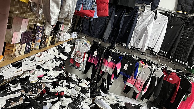 Pad�lky zna�kov�ho zbo�� v hodnot� origin�l� t�m�� p�t milion� korun zadr�eli v �ter� pra��t� celn�ci v tr�nici Sapa. (4. dubna 2023)