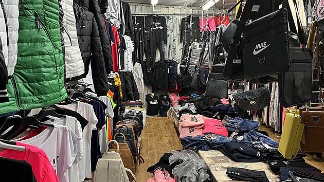 Pad�lky zna�kov�ho zbo�� v hodnot� origin�l� t�m�� p�t milion� korun zadr�eli v �ter� pra��t� celn�ci v tr�nici Sapa. (4. dubna 2023)