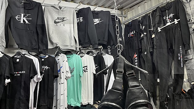 Pad�lky zna�kov�ho zbo�� v hodnot� origin�l� t�m�� p�t milion� korun zadr�eli v �ter� pra��t� celn�ci v tr�nici Sapa. (4. dubna 2023)