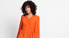 Zavinovací aty s jemným naasením na sukni mají v sob cosi svdného. Cena 649...