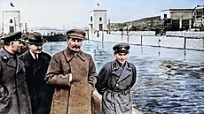 Zleva: Kliment Vorilov, Vjaeslav Molotov, Josif Stalin a Nikolaj Jeov u...