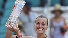 Petra Kvitová ukazuje trofej pro vítzku turnaje v Miami.