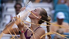 Petra Kvitová si uívá trofej pro vítzku turnaje v Miami.