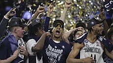 Basketbalisté Connecticutu kepí po triumfu v NCAA.