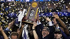 Basketbalisté Connecticutu kepí po triumfu v NCAA Trofej si uívá i kou Dan...