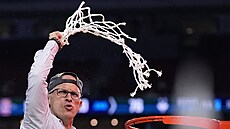 Kou basketbalist Connecticutu Dan Hurley po triumfu v NCAA.