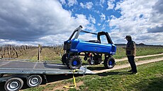 Pln autonomní stroj Bakus od firmy VitiBot pomáhá nov obdlávat vinohrady ve...