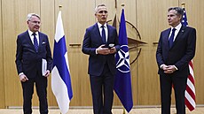 Finský ministr zahraničí Pekka Haavisto (vlevo) předává přístupové dokumenty...