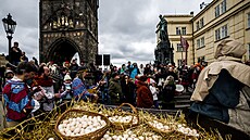 Vajíkobraní na Karlov most pipomenulo legendu o velvarských vejcích. (2....