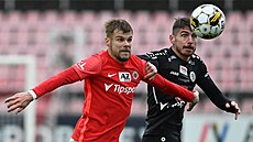 V zápase mezi fotbalisty Zbrojovky Brno a Hradce Králové bojují o mí Jan...