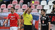 V zápase mezi fotbalisty Zbrojovky Brno a Hradce Králové vidí �lutou kartu...