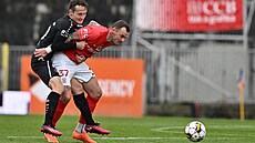 V zápase mezi fotbalisty Zbrojovky Brno a Hradce Králové svádí souboj brn�nský...