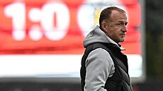 V zápase mezi fotbalisty Zbrojovky Brno a Hradce Králové sleduje hru brn�nský...