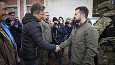 Ukrajinský prezident Volodymyr Zelenskyj si potásá rukou s nmeckým ministrem...