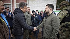 Ukrajinský prezident Volodymyr Zelenskyj si pot�ásá rukou s n�meckým ministrem...