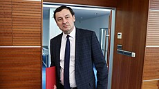 Rektor VE, Petr Dvoák, odchází z projednávání odvolání Miroslava evíka. (5....