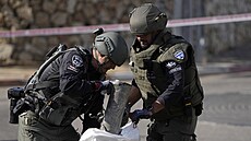 Izraelští policisté odklízí zbytky rakety vypálené z Libanonu. (6. dubna 2023)