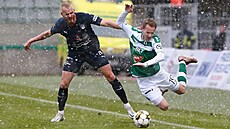 Jan Chramosta z Jablonce (vpravo) v souboji s Vlastimilem Daní�kem ze Slovácka.